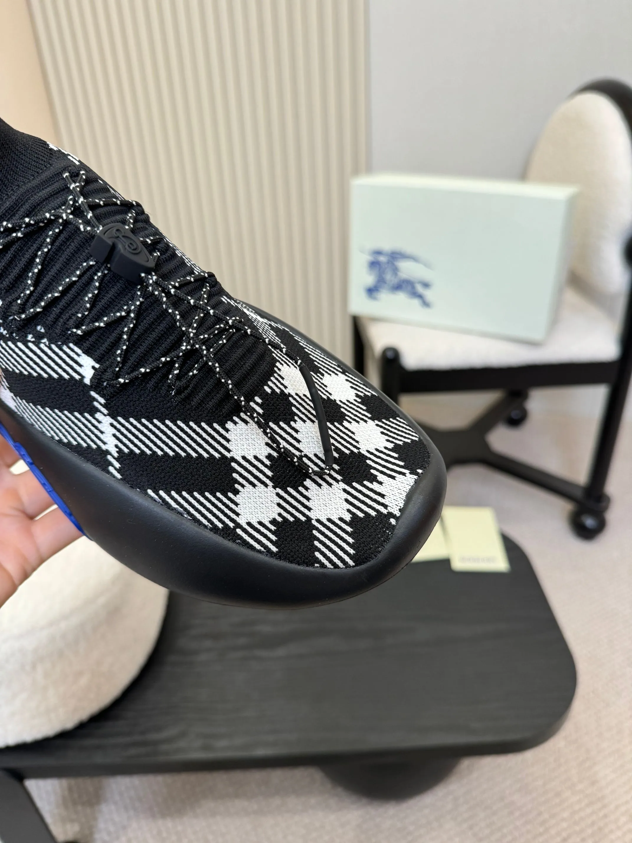 Men's men's shoes💰680 Burberry's 2025 hot model is released, ultra-light socks and shoes, versatile, decorated with worsted Burberry plaid pattern. Featuring a mesh lining and checkered laces, the rubber sole features the archive Burberry monogram. From Burberry's iconic collection, these wardrobe staples are interpreted with the brand's signature style.   ✅Fabric: classic cotton fly ✅Lining: silk cowhide lining ✅Outsole: ultra-light rubber foam sole ✅Color: black, original packaging ✅Code number: men's 39-46 (39,46 customized)
